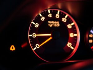 Auto nie odpala, a kontrolki świecą – co sprawdzić w zasilaniu rozrusznika i obwodzie zapłonu/paliwa
